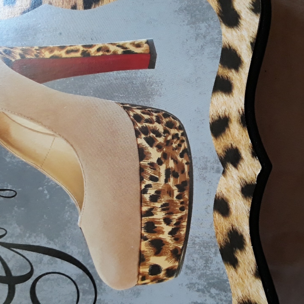 Cute high heel shoe wall hanging that says "gorgeous" on it. - Picture 3 of 4